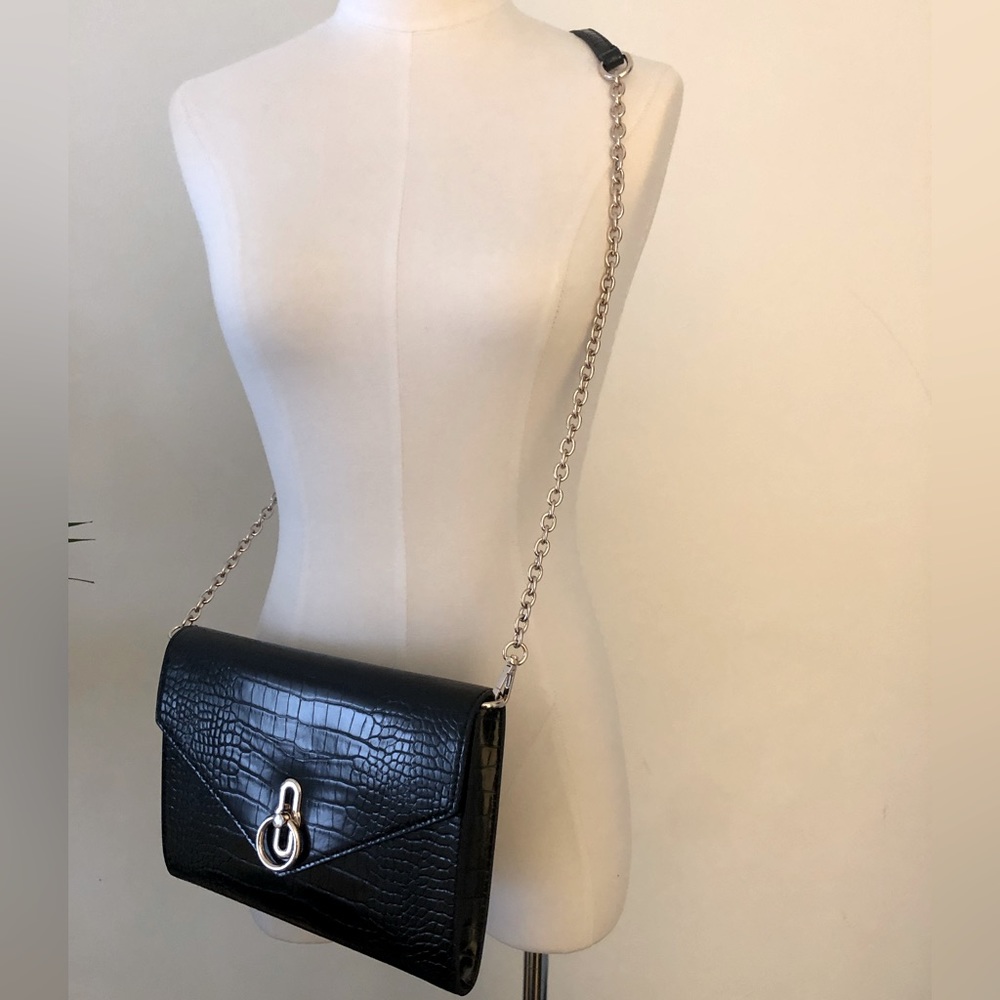 Black croc embossed vegan leather handbag w/ removable strap and gold hardware 🖤